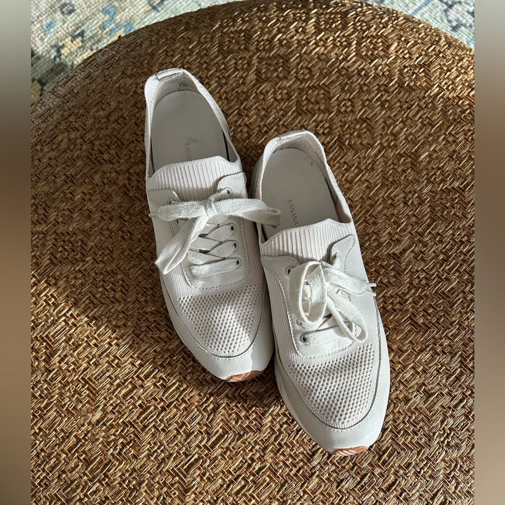 Women’s Banana Republic White Sneakers Sleek Minimalist Design